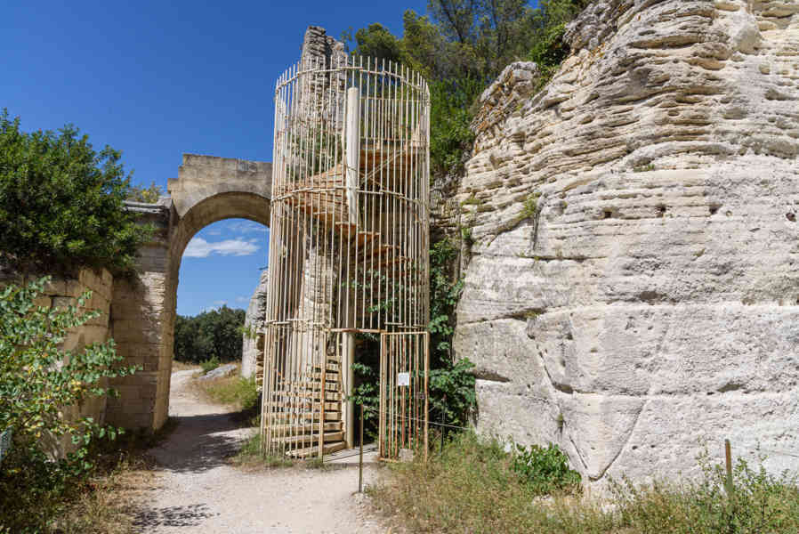 Francia - Beaucaire 007 - abadía troglodita de Saint-Roman.jpg